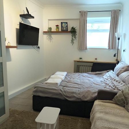 Studio Apartment In Кью Екстер'єр фото