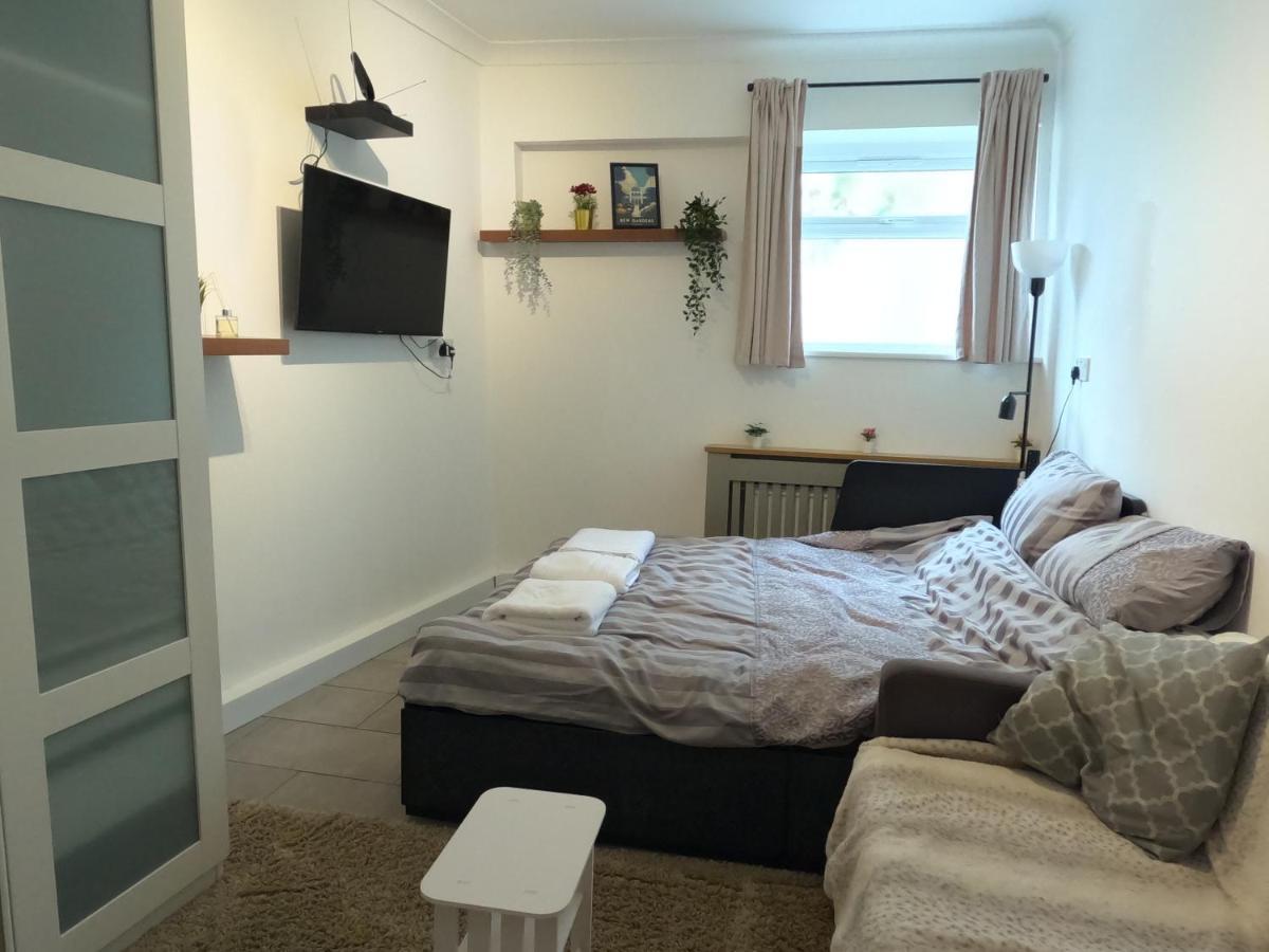 Studio Apartment In Кью Екстер'єр фото