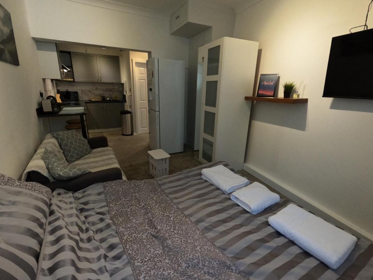 Studio Apartment In Кью Екстер'єр фото